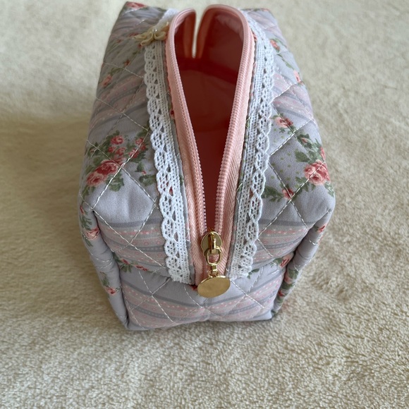 makeup/skincare bag - Picture 6 of 6